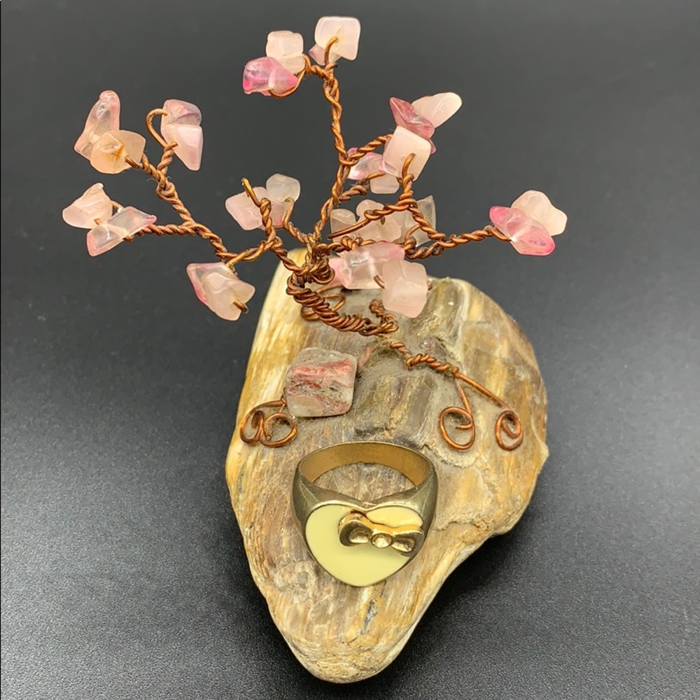 Adorable gold tone vintage enamel ring